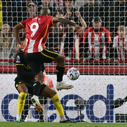 Brasileiro marca, Brentford bate o Chelsea e sobe ao terceiro lugar