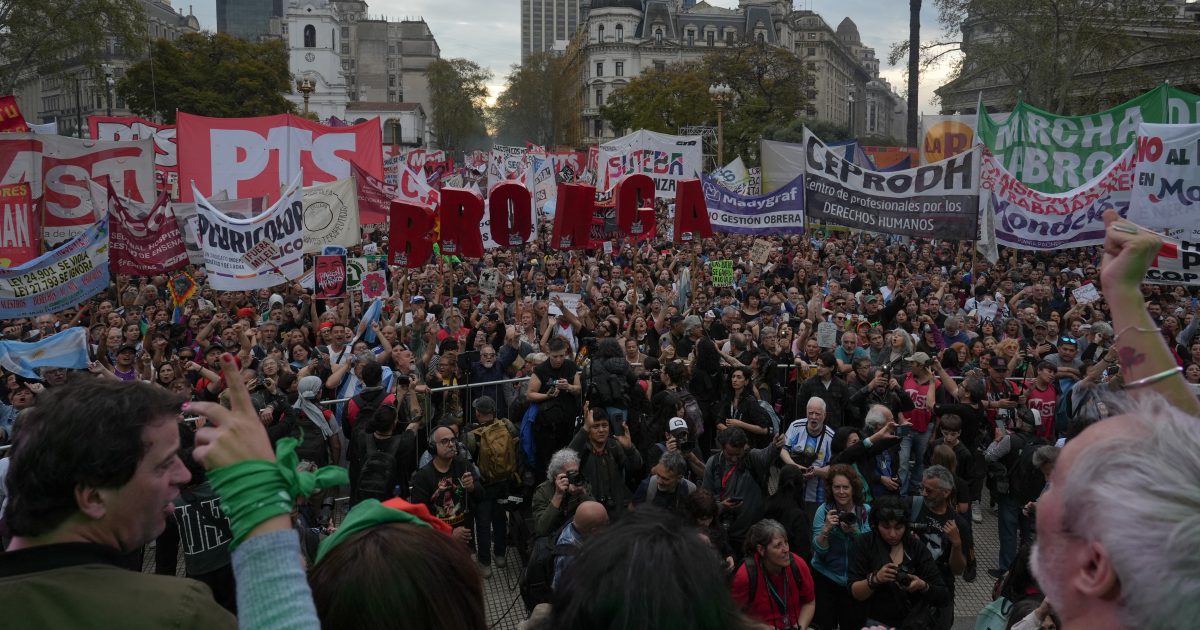 Milhares nas ruas de Buenos Aires contra medidas de Milei