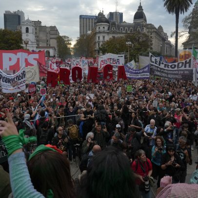 Milhares nas ruas de Buenos Aires contra medidas de Milei