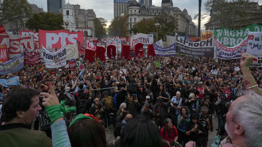 Milhares nas ruas de Buenos Aires contra medidas de Milei
