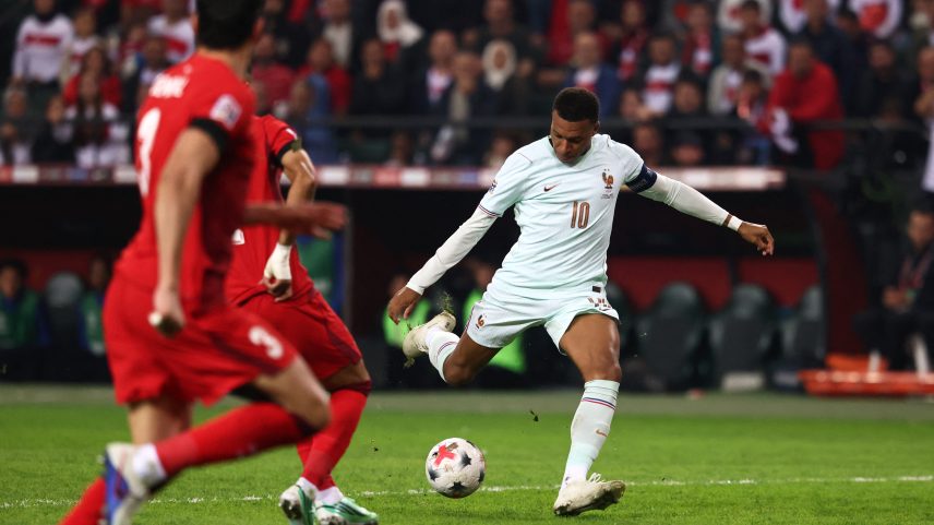 Mbappé decide na estreia de Zidane, mas deixa o campo lesionado