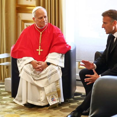 Papa Leão XIV chega na França e alerta sobre IA durante encontro com Macron