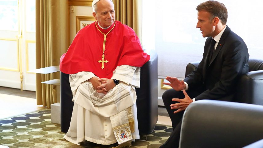 Papa Leão XIV chega na França e alerta sobre IA durante encontro com Macron