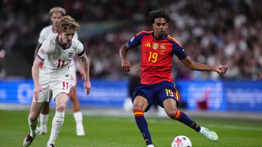 Espanha vira sobre a Inglaterra em Wembley e estreia com vitória