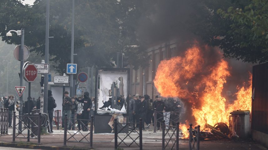 Greve e protestos levam 200 mil às ruas e deixam 440 detidos na França