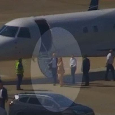Moraes e esposa aparecem descendo de avião ligado a Vorcaro, diz jornal