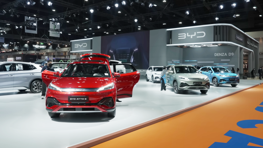 Carros da BYD em exposição no show internacional de automóveis em Bangkok