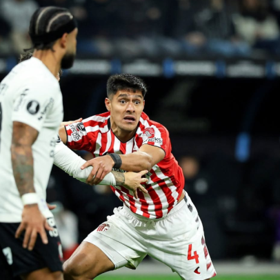 Memphis isola pênalti e Corinthians cai na Libertadores