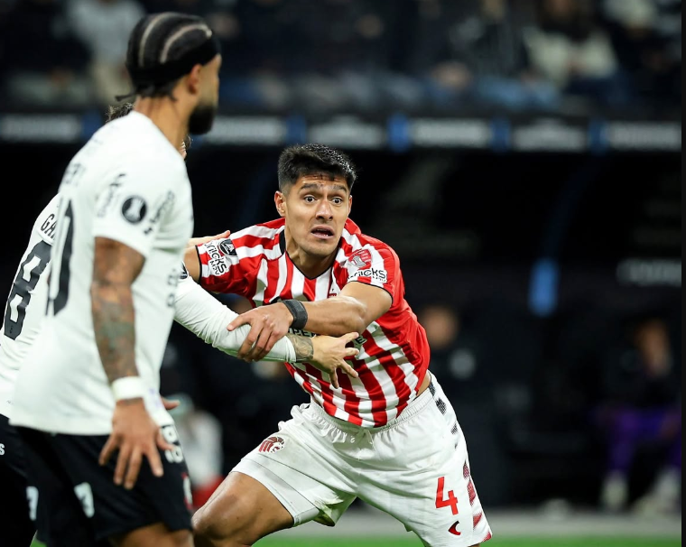 Memphis isola pênalti e Corinthians cai na Libertadores
