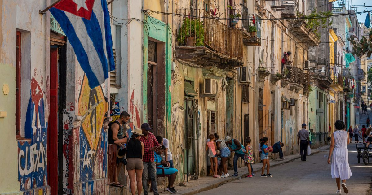 Cuba retoma energia em parte da ilha após 24 horas de apagão