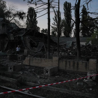 Ataques aéreos russos matam 12 pessoas em Kiev