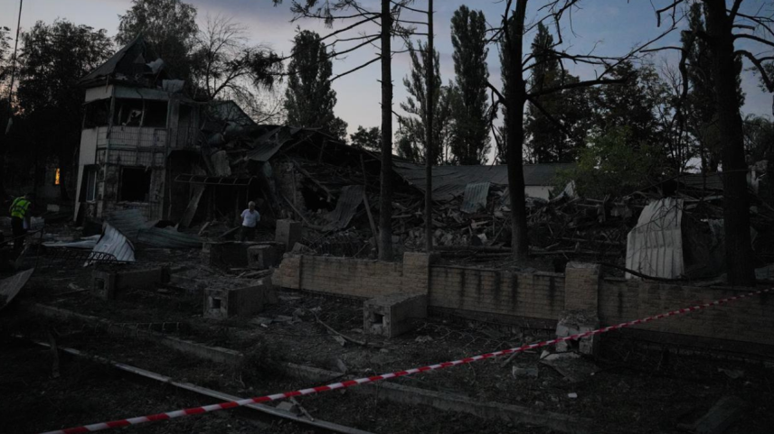Destroços após ataque aéreo russo na Ucrânia | Foto: Divulgação / Volodymy Zelensky @ZelenskyyUA