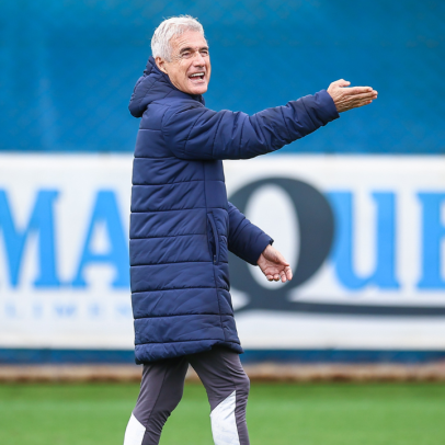 Golpistas se passam por Luís Castro para pedir Pix a atletas do Grêmio