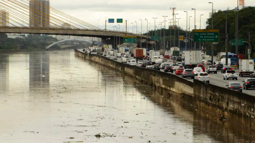 Marginal Tietê é bloqueada após fortes chuvas em São Paulo