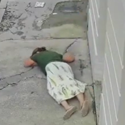 Mulher desmaia após ser assaltada no Rio de Janeiro