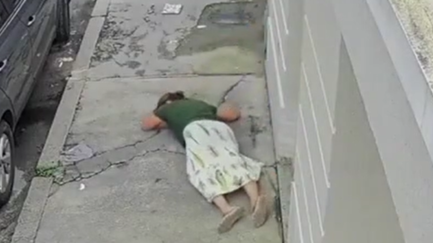 Mulher desmaia após ser assaltada no Rio de Janeiro