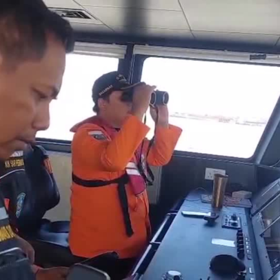 Balsa que levava 243 passageiros vira e afunda no mar da Indonésia
