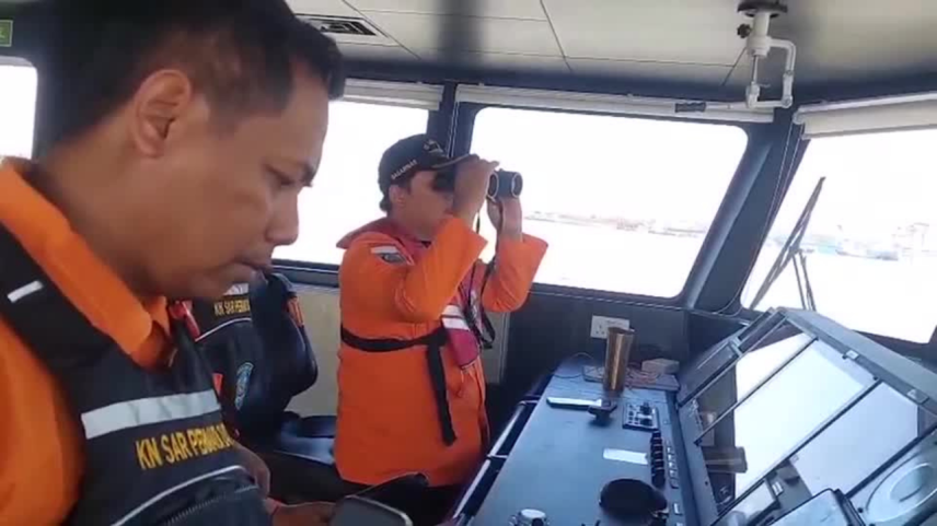 Balsa que levava 243 passageiros vira e afunda no mar da Indonésia