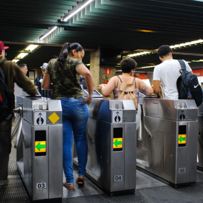 Metrô de SP libera pagamento por aproximação em todas as catracas