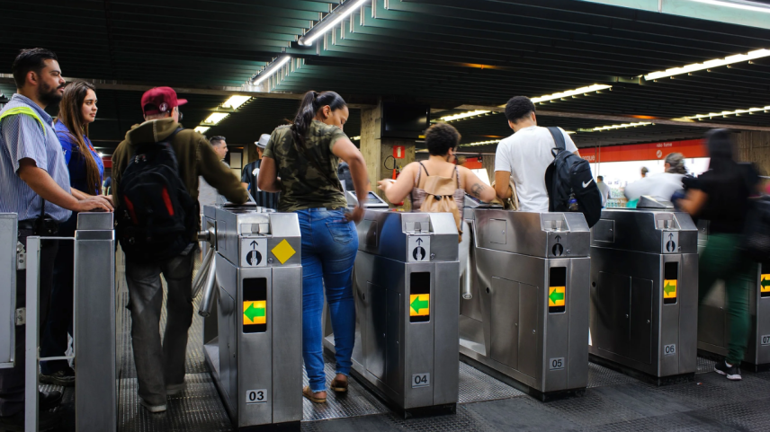 Metrô de SP libera pagamento por aproximação em todas as catracas