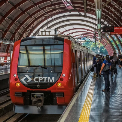 Linha-12 Safira da CPTM fica paralisada durante horário de pico em SP