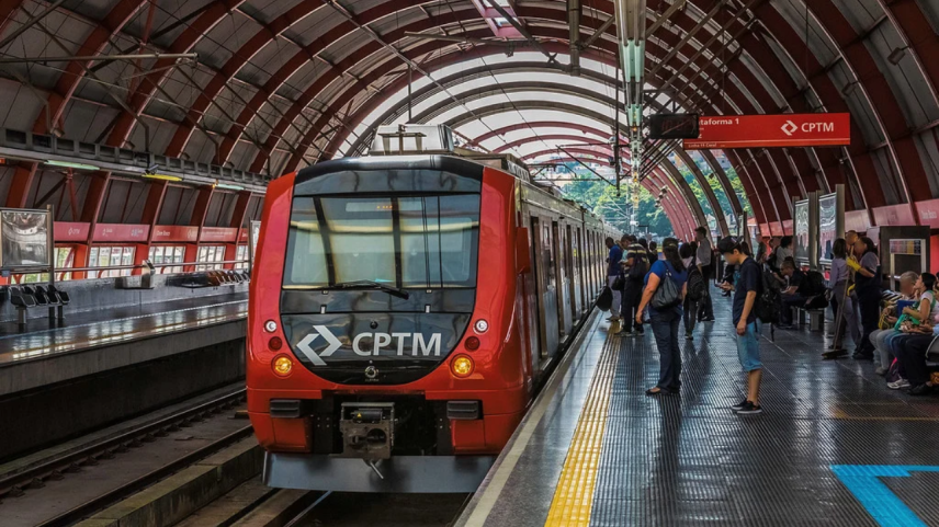 Linha-12 Safira da CPTM fica paralisada durante horário de pico em SP