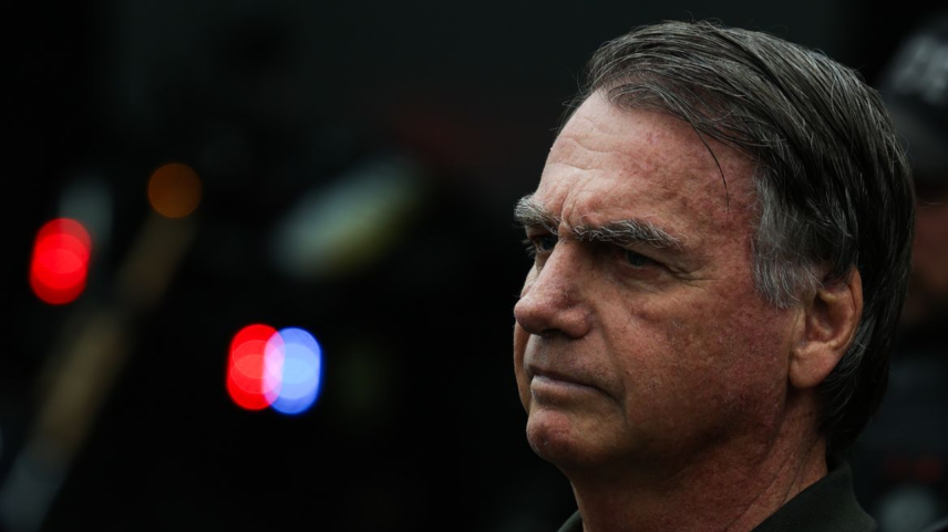 TSE proíbe santinhos com imagem de Jair Bolsonaro durante campanha