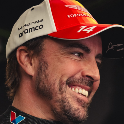 Fernando Alonso renova com Aston Martin para 2027 e adia aposentadoria