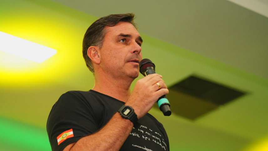 Flávio Bolsonaro destinou emenda após pedido de condenado do caso Marielle