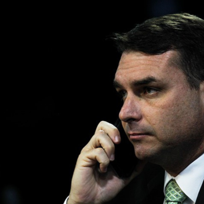 Mensagens de ex-sócio ligam Flávio Bolsonaro a festas com garotas de programa