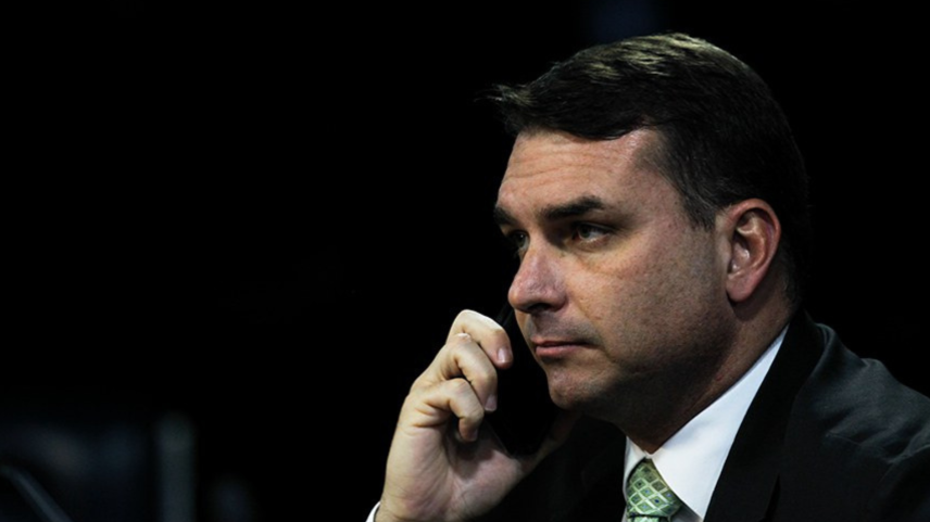 Mensagens de ex-sócio ligam Flávio Bolsonaro a festas com garotas de programa