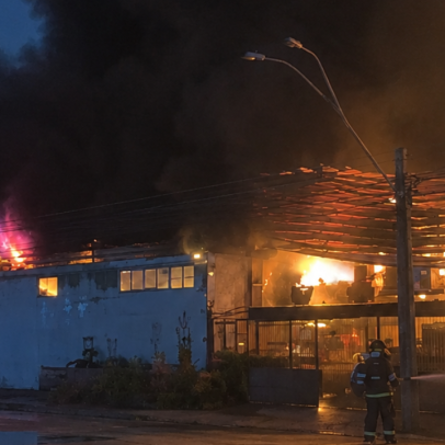 Controlado incêndio em galpão da Ceagesp