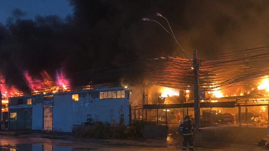 Controlado incêndio em galpão da Ceagesp