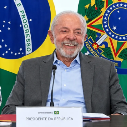 A 17 dias da eleição, Lula reajusta Bolsa Família em 15%