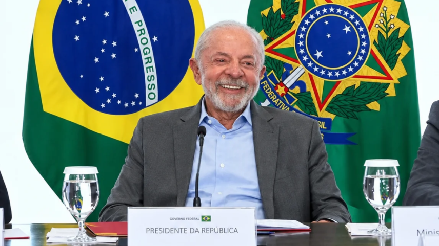 A 17 dias da eleição, Lula reajusta Bolsa Família em 15%