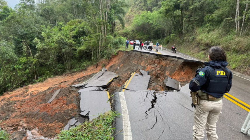 Tempestades afetam 60 cidades e interditam trechos de rodovia no Paraná