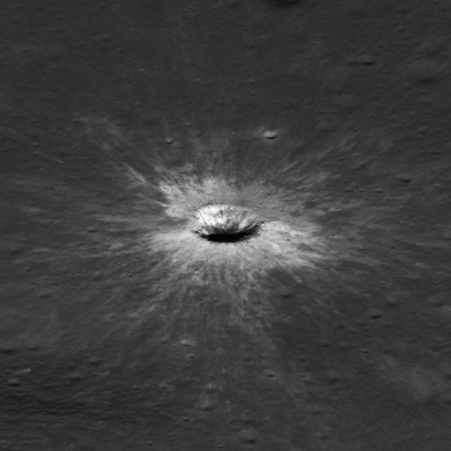NASA descobre cratera gigante na Lua formada há apenas 2 anos