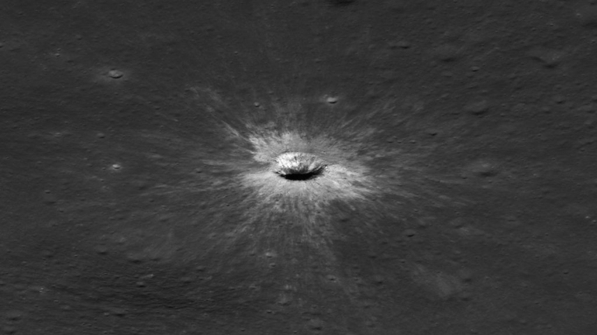 NASA descobre cratera gigante na Lua formada há apenas 2 anos
