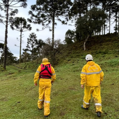 Buscas por helicóptero com cantor Rick e empresário continuam em SC