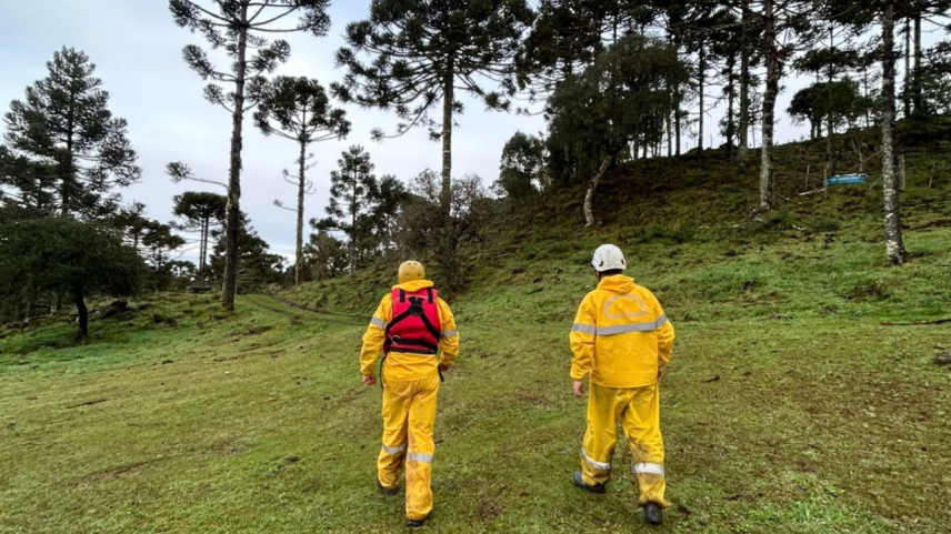 Buscas por helicóptero com cantor Rick e empresário continuam em SC