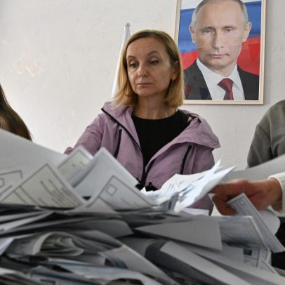 Partido de Putin lidera eleição legislativa, indica boca de urna