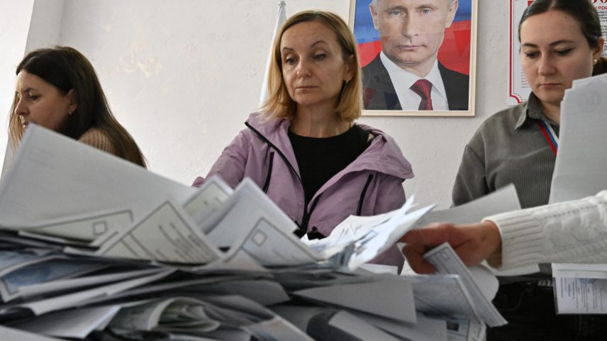 Partido de Putin lidera eleição legislativa, indica boca de urna