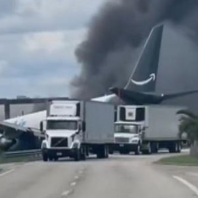 Avião de carga sai da pista, pega fogo e deixa 5 mortos nos EUA