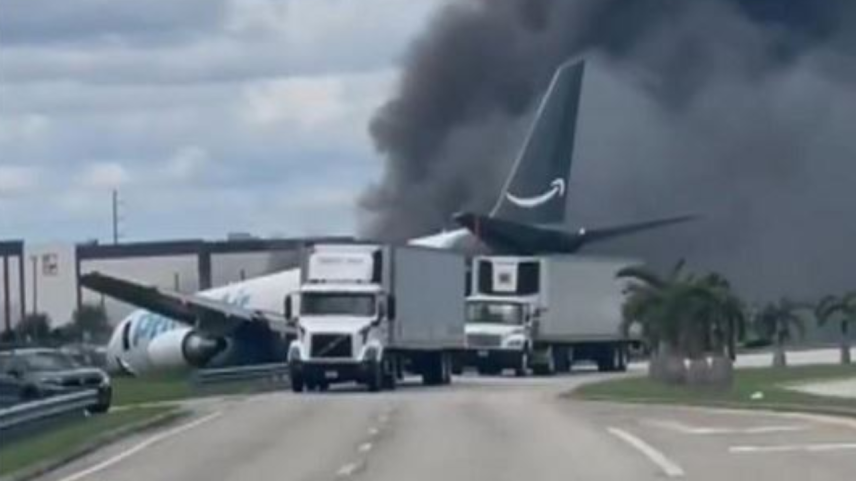 Avião da Amazon sai da pista, atinge veículos e pega fogo nos EUA