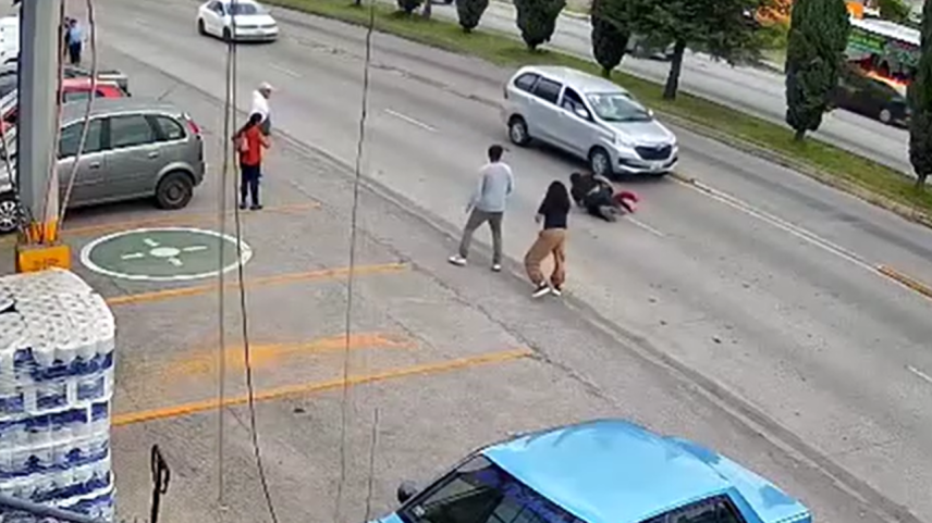 VÍDEO | Criança é salva por funcionário de mercado de ser atropelada no México