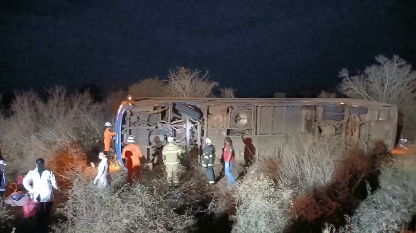 Acidente com ônibus deixa 7 mortos e 13 feridos na BR-122 da Bahia