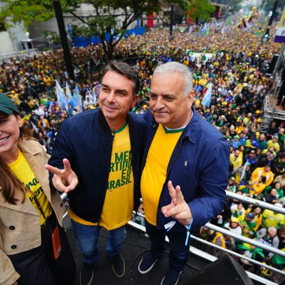 Flávio Bolsonaro mira em Lula e Alexandre de Moraes em ato na Paulista