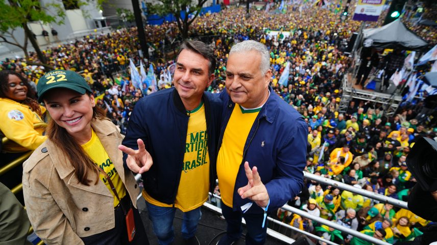 Flávio Bolsonaro mira em Lula e Alexandre de Moraes em ato na Paulista