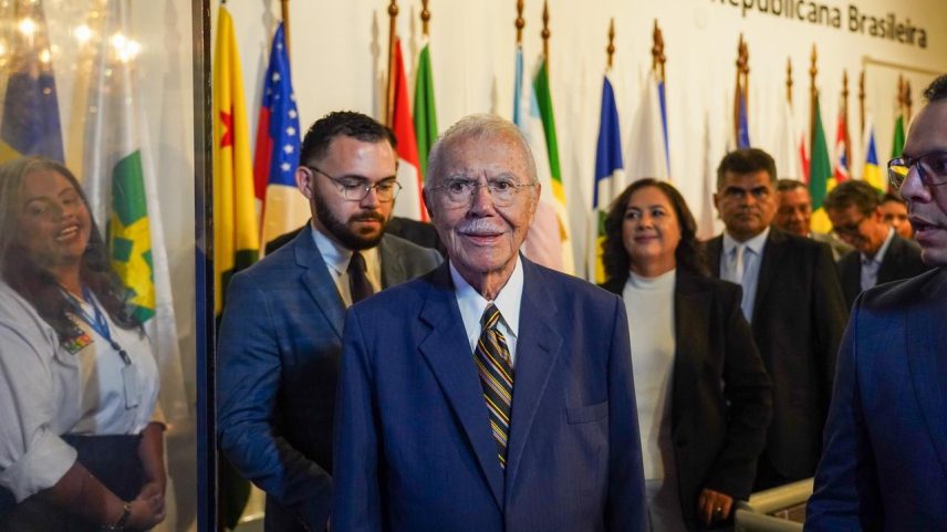 Ex-presidente José Sarney permanece sem previsão de alta