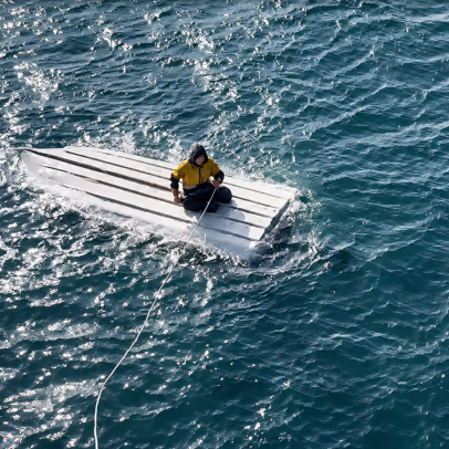 Vídeo | Adolescente é resgatado depois de 2 dias sobre barco virado no Alasca